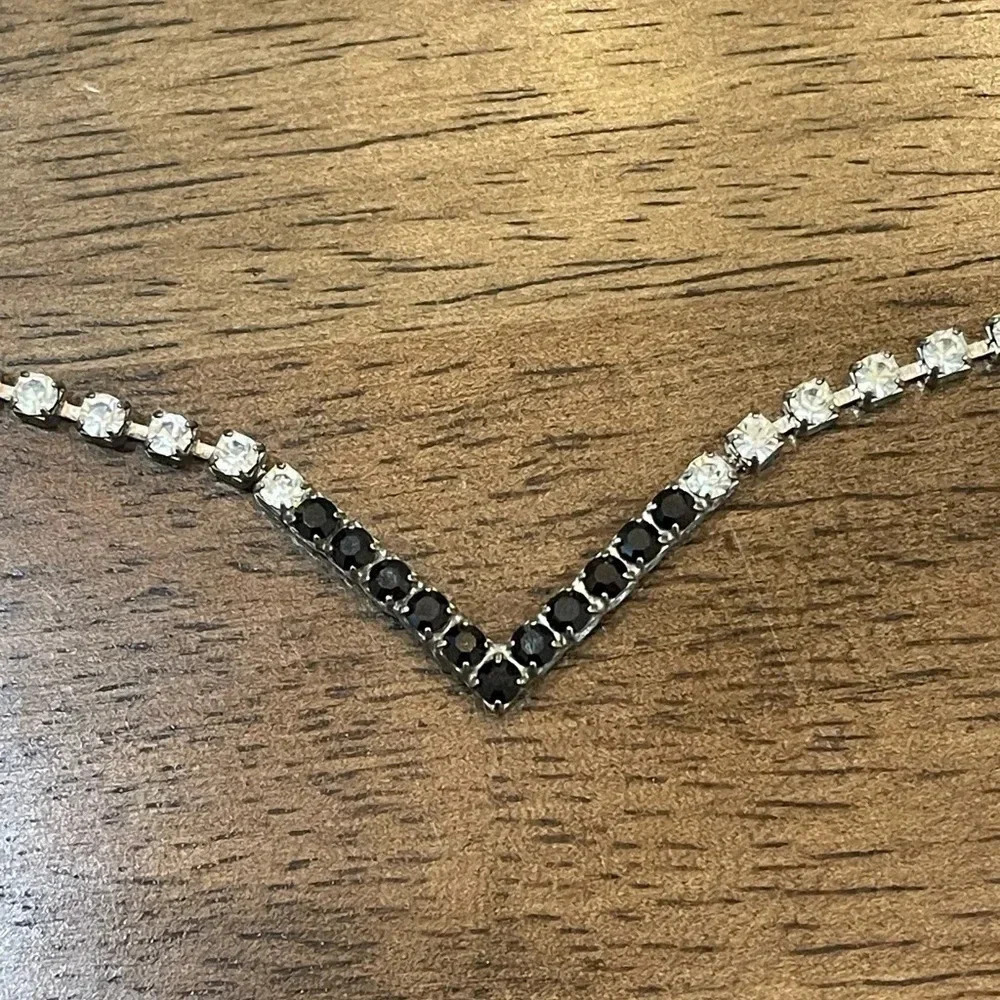 Vintage Silver Tone Black White Rhinestone V Shape Necklace 16” Diamanté - Picture 2 of 9